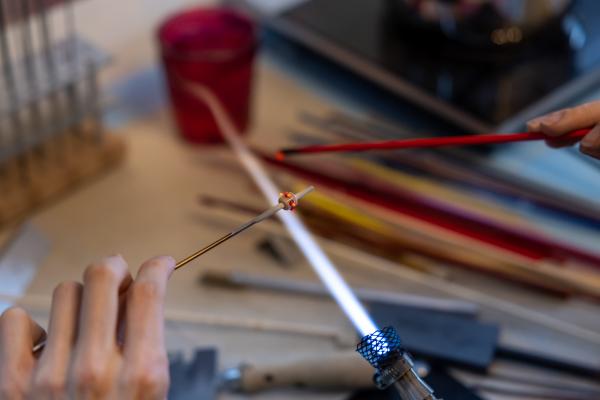 Beadmaker´s Bench stellt Perlenschmuck über dem Bunsenbrenner her