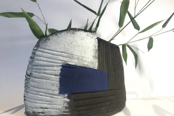 Keramikvase mit weiß, blau und schwarzen Tönen