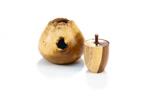 »Hohlgefäss mit Einblick« Robinie Maserholz Ø 140 mm, H 125 mm Dose »Splint/Kern« Fasanenholz Ø 65 mm, H 105 mm