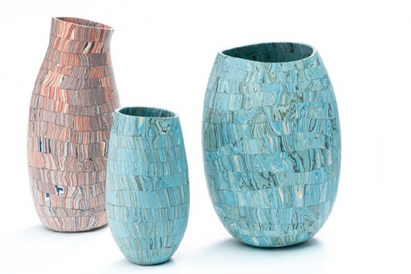 Ø 200 mm, H 420 mm — Eingefärbtes Porzellan Ø 170 mm, H 280 mm — Eingefärbter Ton und eingefärbtes Porzellan 370 × 260 × 220 mm — Eingefärbter Ton und eingefärbtes Porzellan