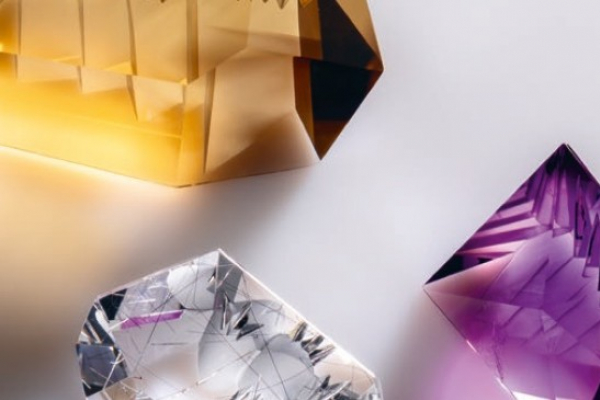 Edelsteinschliffe »Dragon Cut« von links nach rechts Citrin 70 x 45 x 20 mm Bergkristall mit Turmalin 60 x 40 x 25 mm Amethyst 38 x 33 x 18 mm