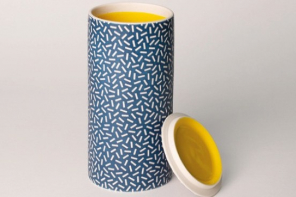 Deckelbehälter, Porzellan gedreht, abgedeckt und engobiert, 2025