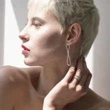 Monika Glöss_ Ohrschmuck >loop< mit integreirter Mechanik - Ring >wave construct<   585. + 750.Gold, 925.Silber  