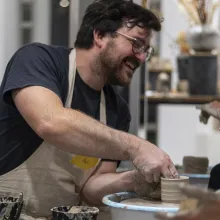 Merlin lachend beim erklären an der Scheibe