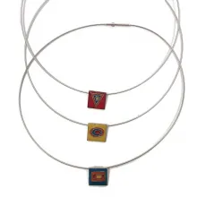 Halsreife mit emaillierten Silberanhänger- geometrisches Motiv