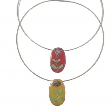 Kettenanhänger aus Emaille und Silber mit Blumenmotiv.