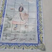 Ein Fliesenbild mit dem Bildnis der Sage der Steinernen Jungfrau in Halle/Dölau