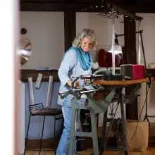 Arbeiten an der Strickmaschine