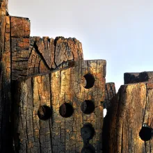 Eiche geköhlt, z.T. mit Acryl gefasst, 44x27 cm, h 62cm, 17 kg, mit Sockel h 139cm