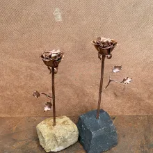 Handgefertigte Rosen aus Kupfer 🌹  Handgeformte Blütenkelche aus 0,8mm Kupferblech auf einem Kupferstängel mit geschmiedeten Blättern eingesetzt in Steinsockel