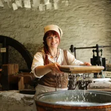 Papiermüllerin in der Papiermacherwerkstatt