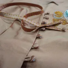 Seidenkleid mit Perlenstickerei