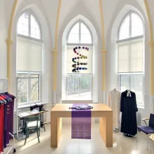 im Chorraum sind verschiedene textile Objekte ausgestellt