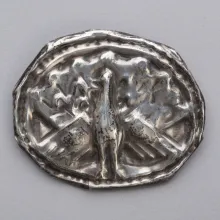 Erich Heckel, Brosche mit Pfauenmotiv (Brooch with peacock motif), 1911, Silberblech, getrieben und ziseliert, Brücke-Museum