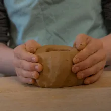 Hände mit Daumenschale