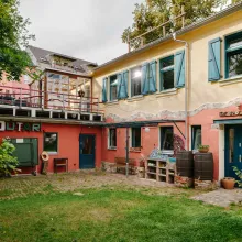 In diesem Hinterhaus befindet sich mein Atelier und meine Werkstatt im Erdgeschoss und eine besondere Ferienwohnung im Obergeschoss.