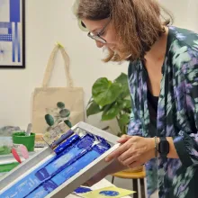 Person druckt mit einem Siebdruckrahmen