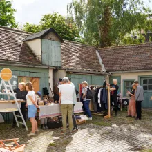 Hofmarkt mit Besuchern