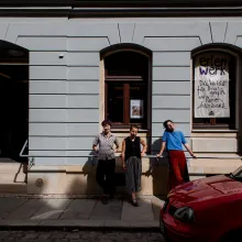 Foto von Sarah, Käthe und Ana vor dem erlenwerk