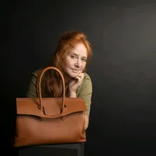Portrait von Astrid Jansen mit Leder Hand Tasche LEVANA