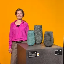 Anne Fischer neben ihren drei Gefäßen aus Bronze- ausgezeichnet mit dem Bayerischen Staatspreis 2025