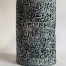 blaue Vase mit einem Relief griechischer Buchstaben