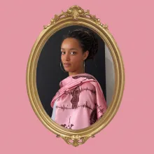 Lucy mit handbedruckten Seidenschal mit dem Motiv "Wächter des Klangs"