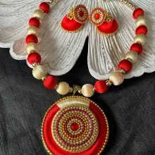 Halskette mit passenden Ohrringen aus Seidenfaden