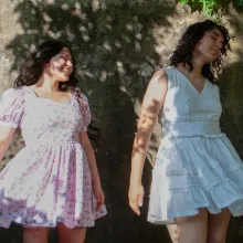 Zwei Kleider aus der Rose Garden Collection von Chahuayo: Das Glamour Rose Dress mit Print und Strassverzierung sowie das Luminous Diamond Dress mit einer Strassbortenverzierung und Rüschen.