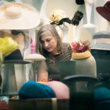 Coy in einem Meer von Hüten