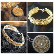 Armreifen und runde Kettenanhänger aus Goldfäden