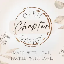 Das Logo von Open Chapter Design in Form eines Stempels, auf beigem Hintergrund mit Pflanzen links und rechts und der Aufschrift: Made wit love, packed with love.
