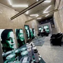 Fornieles Galerie & Atelier. Blick des Ateliers im Erdgeschoss. Bei offener Türen ist das Atelier eine Galerie umgewandelt.