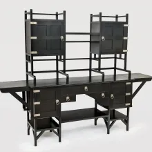 Schwarzes Buffet im japanisch inspirierten Stil mit symmetrischem Aufbau: breite Arbeitsfläche, mehrere Schubladen und Schrankfächer mit Metallbeschlägen, zwei erhöhte Aufsatzschränke und offene Regale auf einem stabilen Gestell vor hellem Hintergrund.