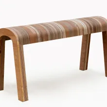 Der Ringelbock: Ein Sitzmöbel in geschwungener Gestalt, schmal in der Ausladung, an einen Bock erinnernd, fördert er das aufrechte Sitzen und ist erstaunlich bequem.