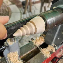 Arbeit an der Drechselmaschine