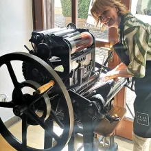 Kathleen an der schönen alten Druckmaschine
