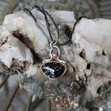 Schneeflockenobsidian von den Liparischen Inseln in 18 K Gold, Rubin