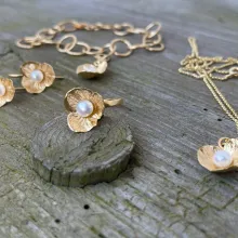 Natürlicher Blütenschmuck aus echten Hornveilchen