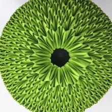 Grünes Papierobjekt von unten