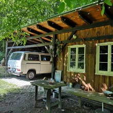 Der Holzwerkstatt- Schuppen (wird noch in diesem Jahr als rustikale urige Schauwerkstatt erweitert)