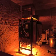 Hybrid-Gas-Holz-Ofen bei 1300 °C im Betrieb.