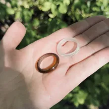 Zwei selbst gemachte Glasringe aus alten Flaschen.