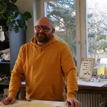 Ich, Florian Schwarze, erkläre und zeige euch während der ETAK wie ich meine eigenen Akustikgitarren von Hand baue.