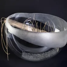 Objekt PATIENCE, Glas mit Peddigrohr kombiniert