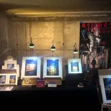 bild eines marktstandes mit ausgetellten fotoprints