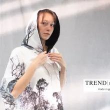 Junge Frau mit Hoodie mit Digitalprint Waldbäume