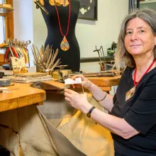 Martina Dempf in ihrer Werkstatt