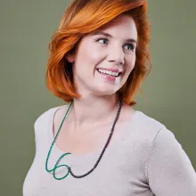 Wandelbar tragbarer Halsschmuck aus der Kollektion "chainge" von Ulrike Poelk, bestehend aus zwei unterschiedlichen Materialien.