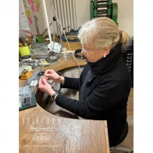 Rena Jarosewitsch am Werktisch bei der Arbeit